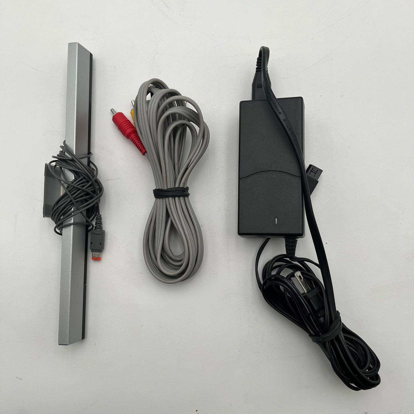 Nintendo Wii Video Game Console RVL-001 White 2 Controllers GameCube Compatible